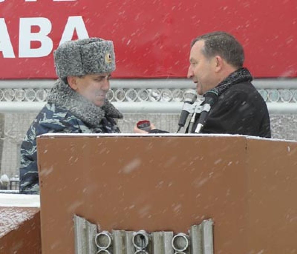 Начальник БЮИ МВД РФ Владимир Третьяков принял генеральские
погоны из рук главы администрации Алтайского края Александра
Карлина.