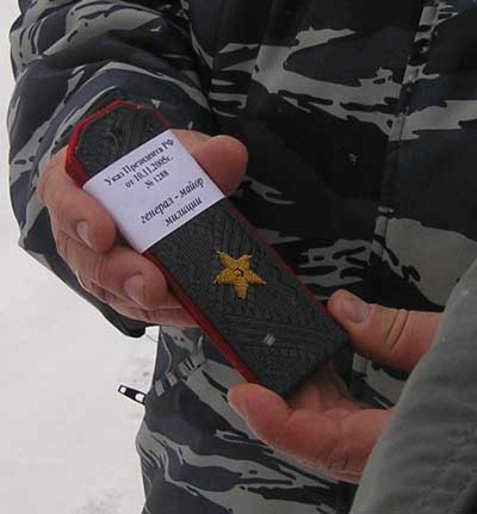 Начальник БЮИ МВД РФ Владимир Третьяков принял генеральские
погоны из рук главы администрации Алтайского края Александра
Карлина.