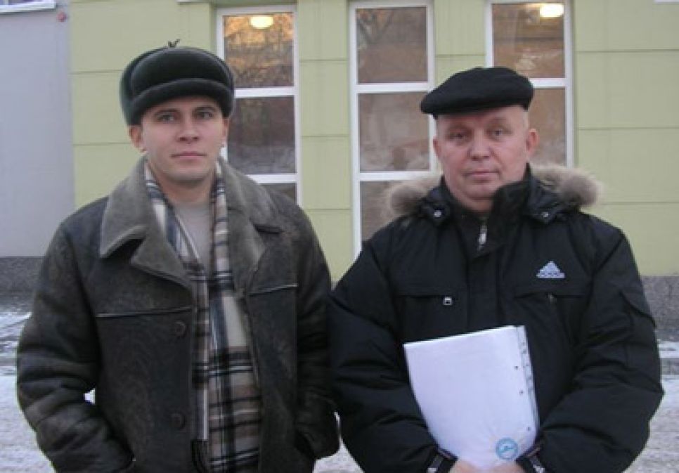 В Зональном начался суд над Олегом
Щербинским: команде привлеченных общественностью адвокатов
противостоит поддерживающий обвинение прокурор Алтайского
края.