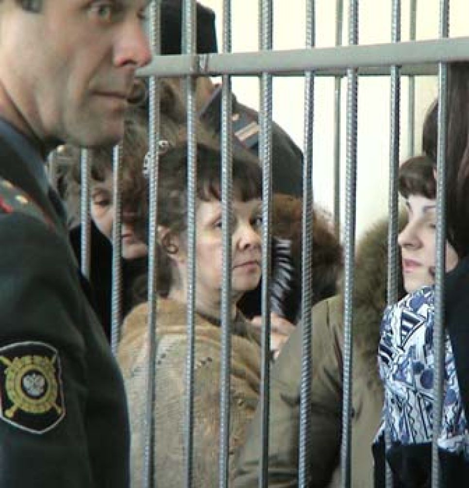 Члены группировки "Мамы Чоли", уверенные в своей
безнаказанности, до сих пор не осознали приговор суда. Люди в
погонах, стоящие за группировкой, остаются на свободе и при
должностях.