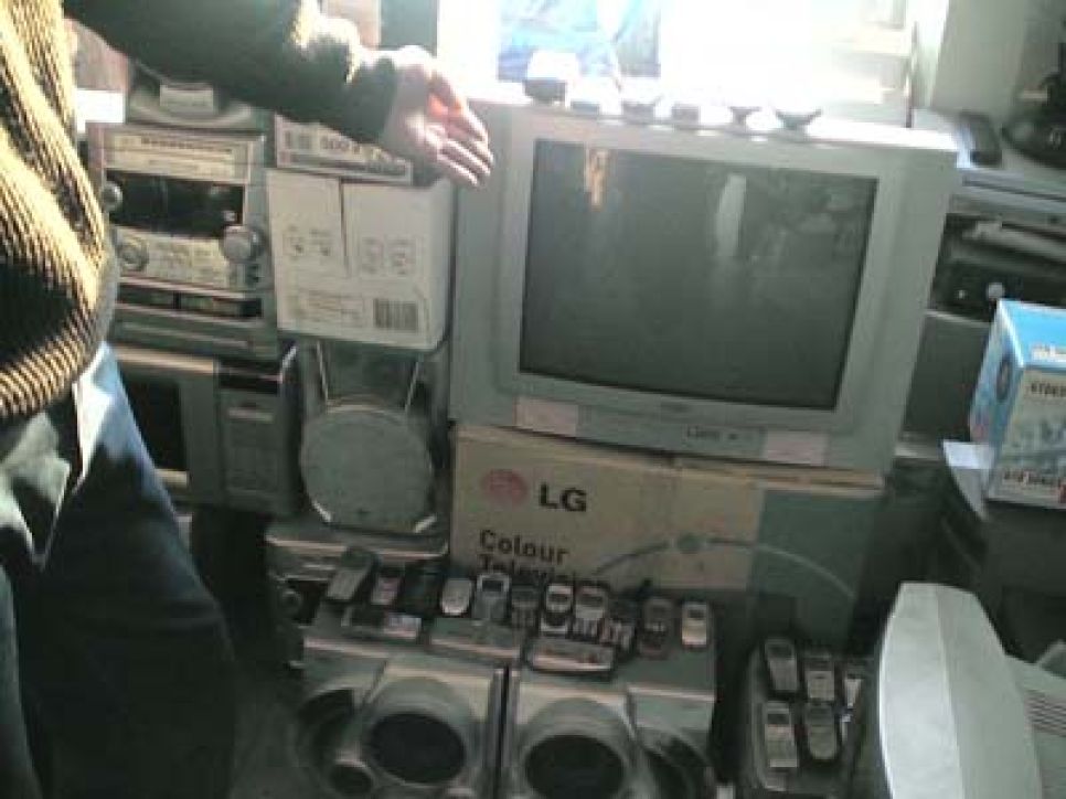 Члены группировки "Мамы Чоли", уверенные в своей
безнаказанности, до сих пор не осознали приговор суда. Люди в
погонах, стоящие за группировкой, остаются на свободе и при
должностях.