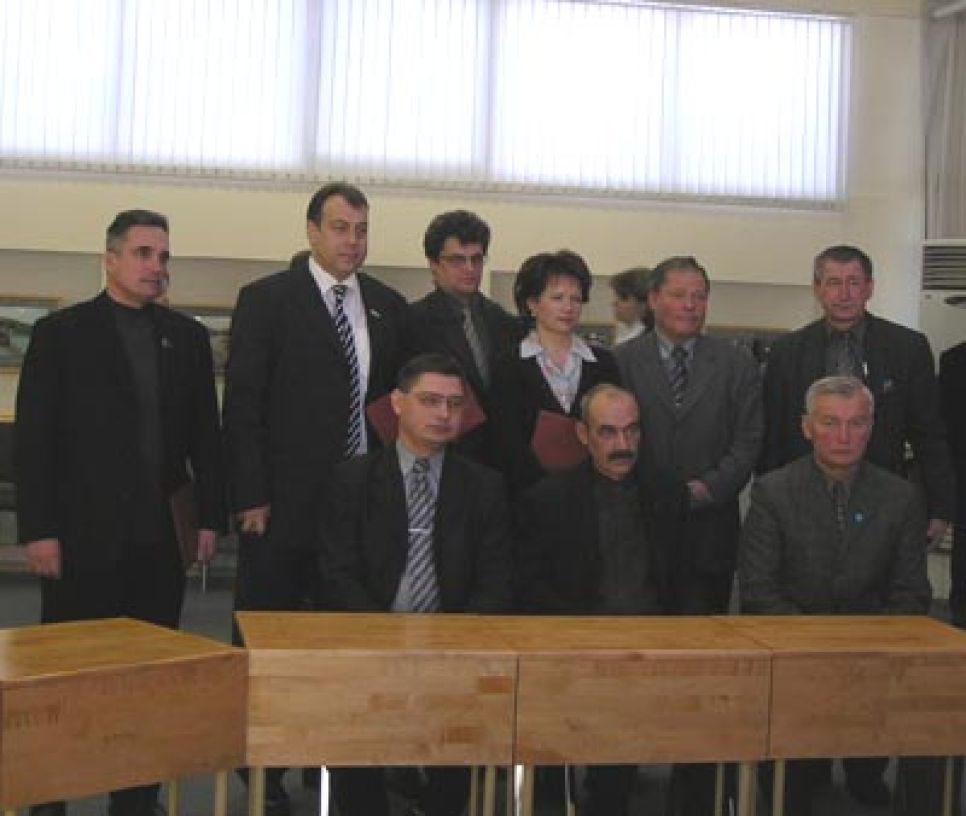 В Алтайском крае подписано две
предвыборных хартии - наряду с предложенным "единороссами"
документом, часть партий распространила заявление с критикой
предвыборных нарушений властей и аффилированных с ними
политических структур.
