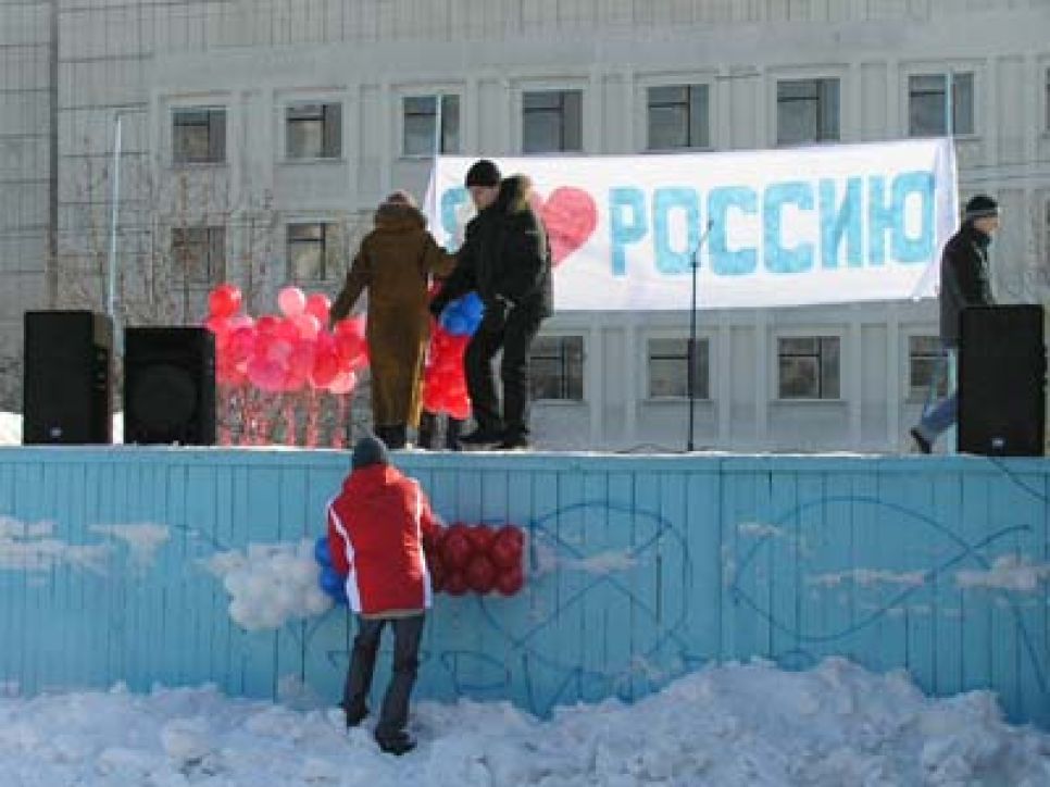 Барнаульские "Наши" в день Святого Валентина учили горожан
Родину любить.
