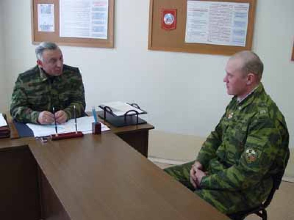 Командующий СибВО посетил Алейскую дивизию, в которой был избит
солдат: "Крепкое соединение..."