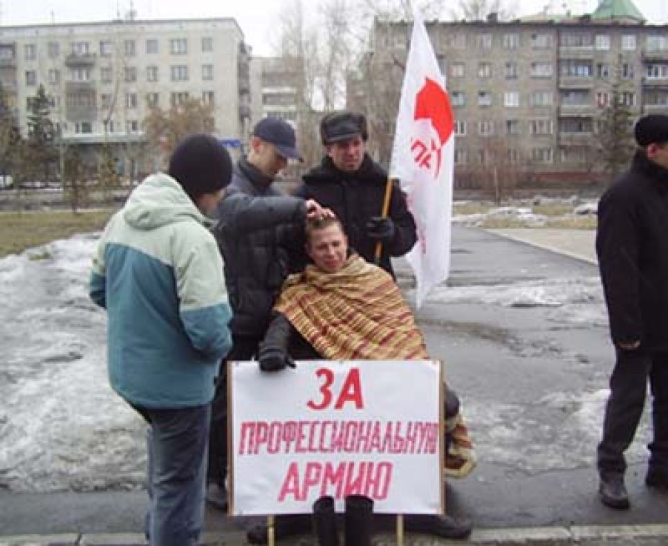 Алтайские республиканцы постригли наголо добровольца и
подарили "набор солдата": военную форму защитного цвета, кирзовые
сапоги и лопату для выполнения боевых задач.