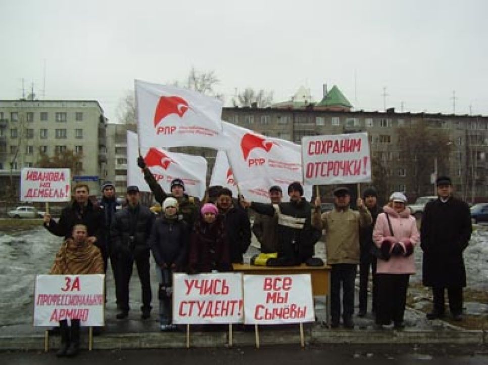 Алтайские республиканцы постригли наголо добровольца и
подарили "набор солдата": военную форму защитного цвета, кирзовые
сапоги и лопату для выполнения боевых задач.