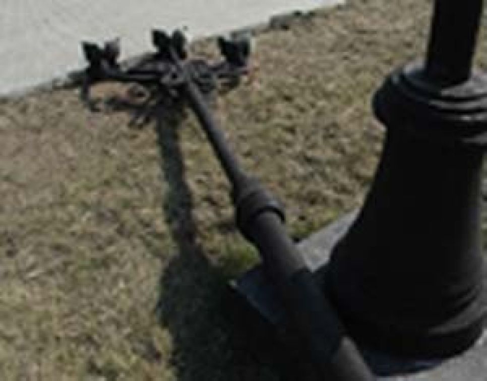 Неизвестные надругались над парком Победы в Бийске, разрушив 14
фонарных столбов.