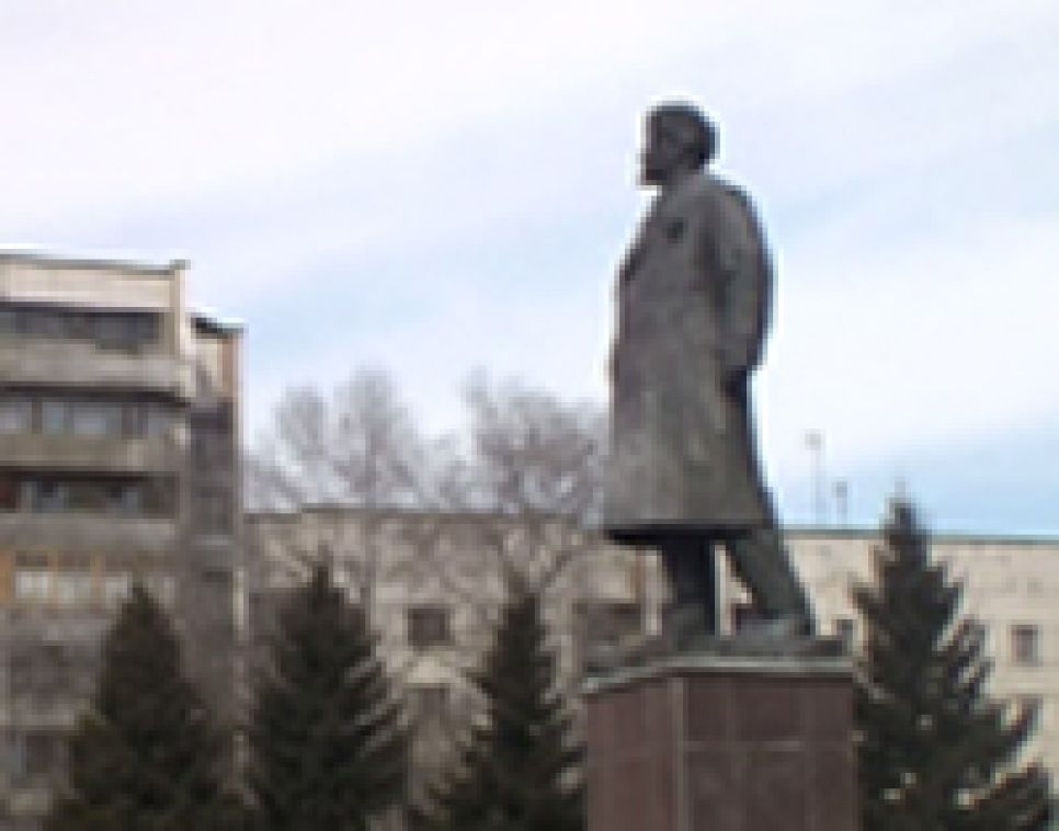 Бийский Ленин не вынес испытания временем: с памятника
обваливается гранитная облицовка.
