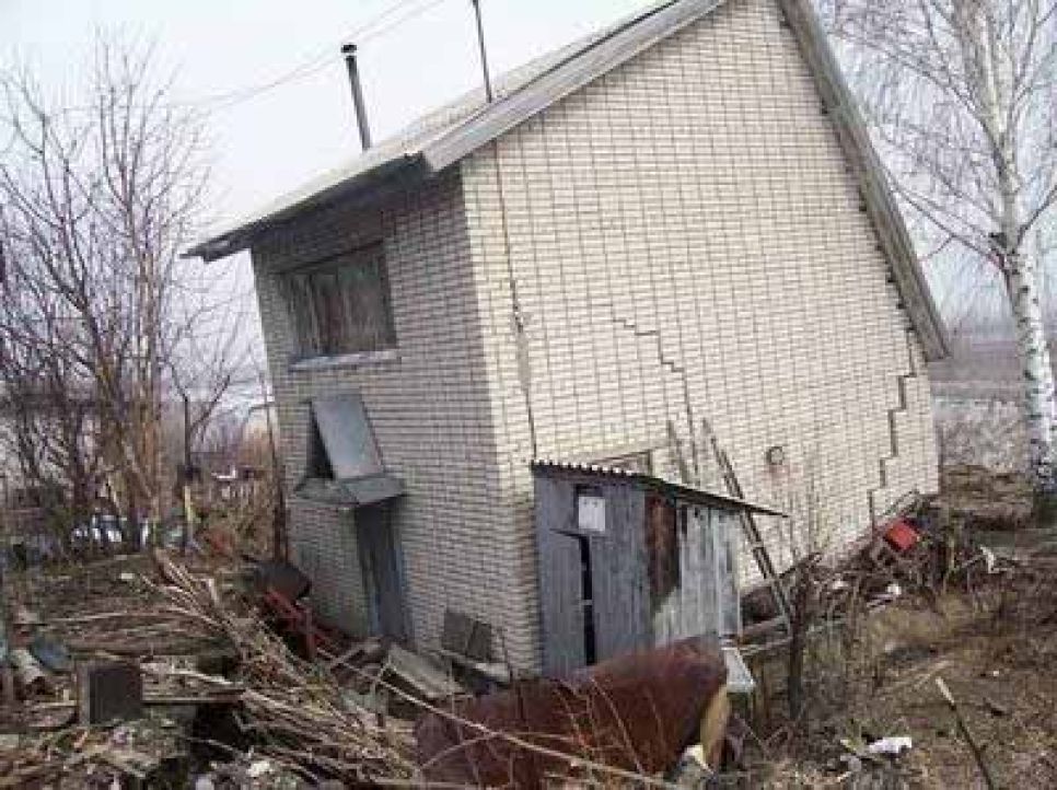 В Барнауле оползень: повреждены дома, пострадавших нет.