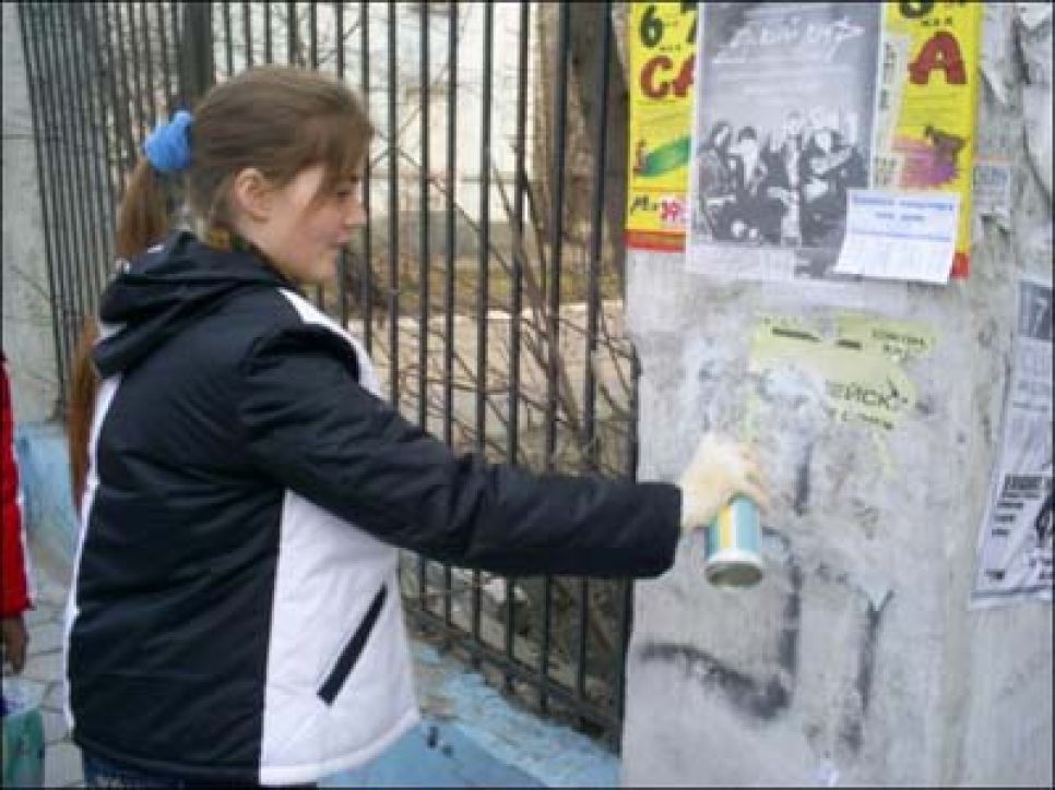 Путинские гвардейцы из "Наших" закрашивали в Барнауле
экстремистские символы и "нелицеприятные надписи".