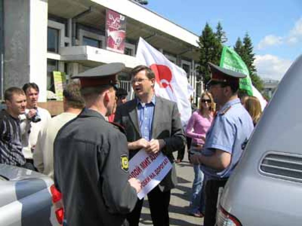 В Барнауле при участии Владимира Рыжкова прошел пикет "Нет мигалкам!".