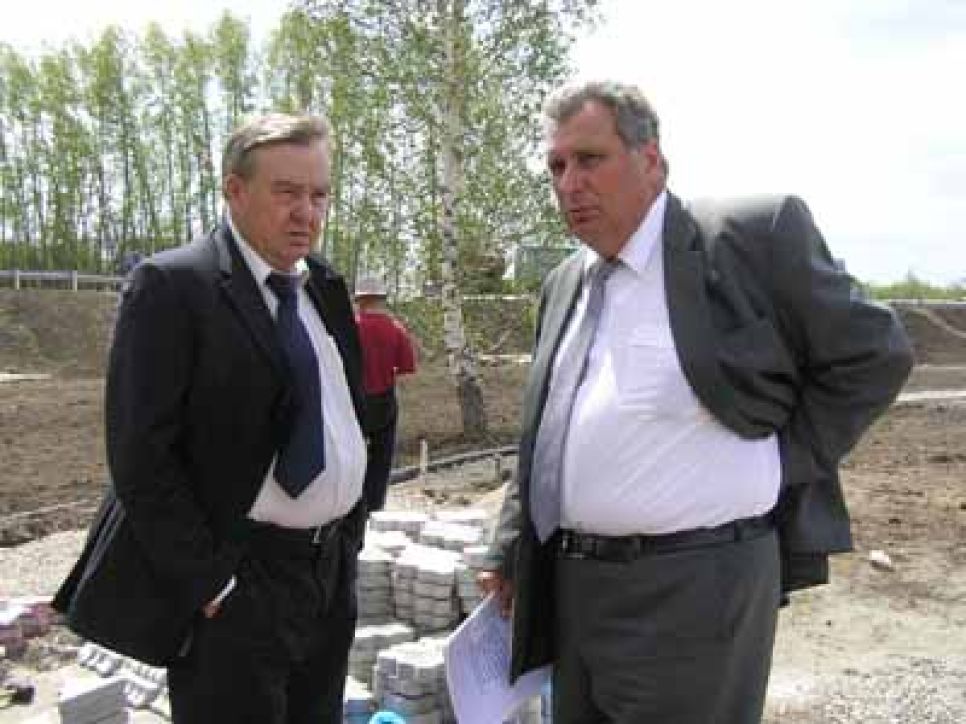 Место гибели "народного губернатора" Михаила Евдокимова на трассе
Барнаул-Бийск активно благоустраивают (фоторепортаж).