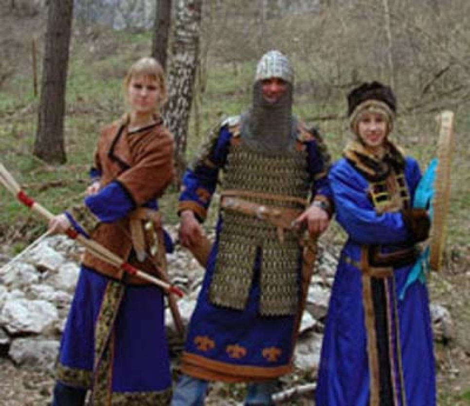В горах Алтая появилась ролевая историческая турплощадка -
археологический парк "Перекресток миров".