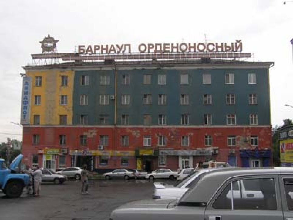 На центральной площади Барнаула ведется ремонт фасада здания:
закрывают дыры, обнаруженные губернатором.