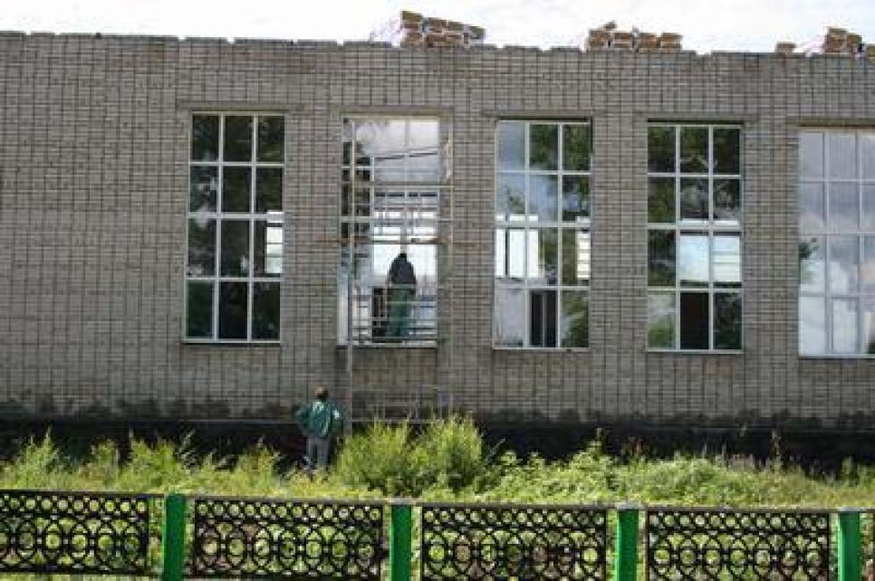 К 6 августа школу на родине Михаила Евдокимова обошьют
сайдингом, вставят пластиковые окна, а в столовой обновят
сантехнику и вентиляцию.
