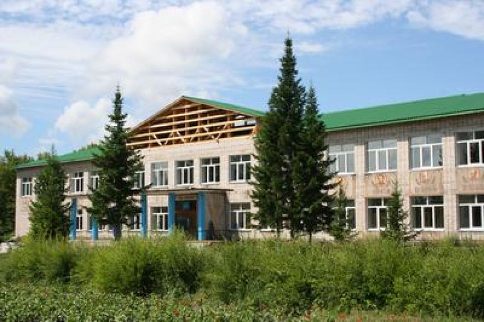 К 6 августа школу на родине Михаила Евдокимова обошьют
сайдингом, вставят пластиковые окна, а в столовой обновят
сантехнику и вентиляцию.