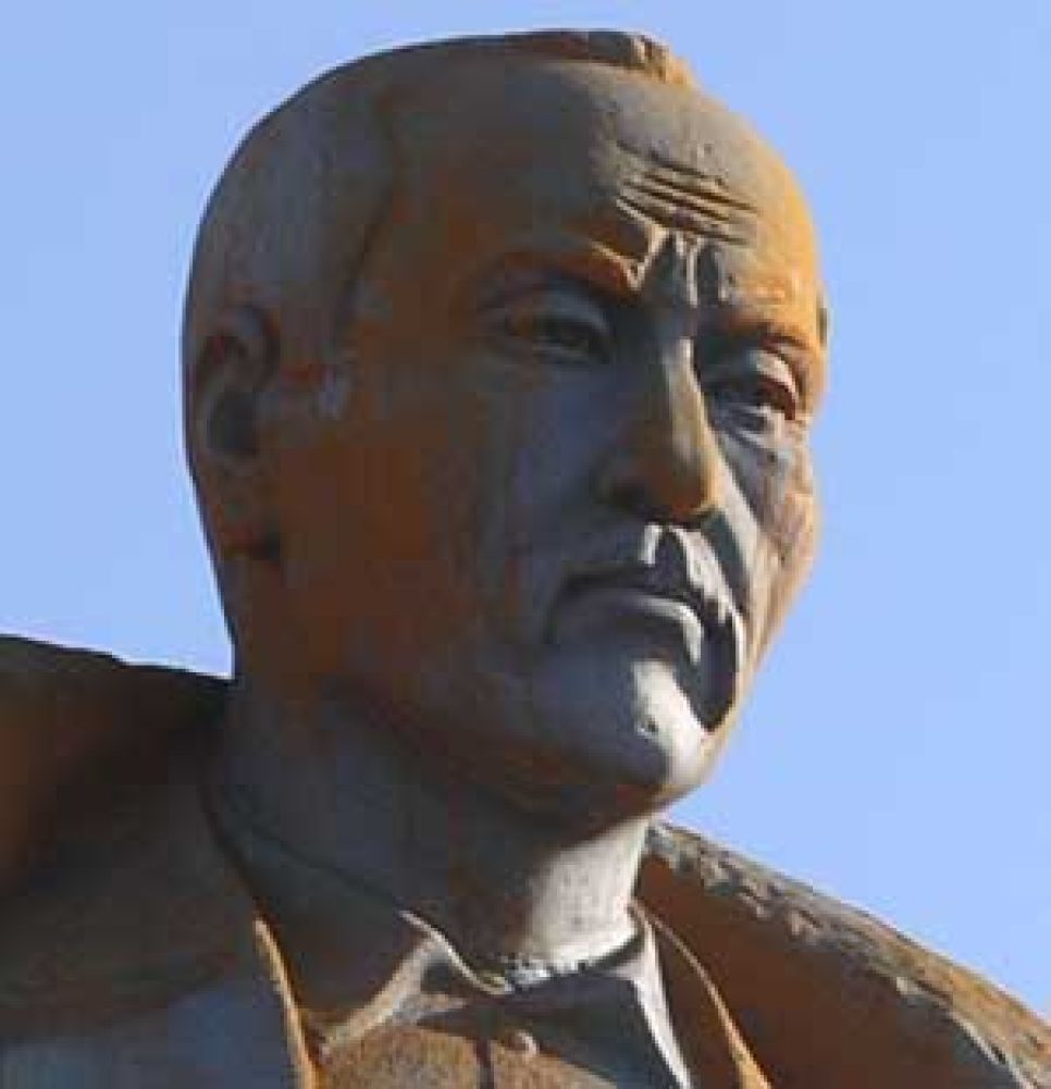 Памятник художнику и национальному лидеру
алтайцев Чорос-Гуркину поржавел через неделю после его
установки.