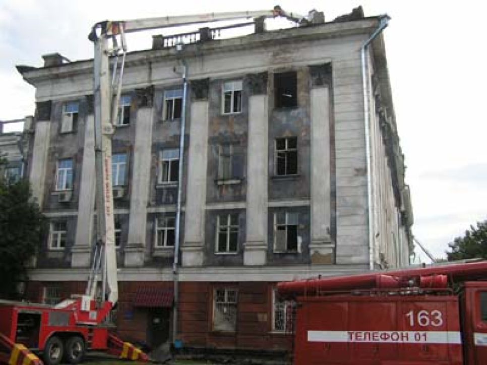 Сгорел один из корпусов Алтайского
госуниверситета - фоторепортаж.