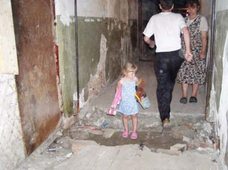 Капремонт с риском для жизни: 11 летняя
девочка провалилась в туалете в доме, построенном 74 года назад.