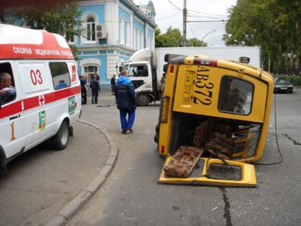 Авария на перекрестке проспекта Ленина и улицы Гоголя в
Барнауле: фотографии очевидца.