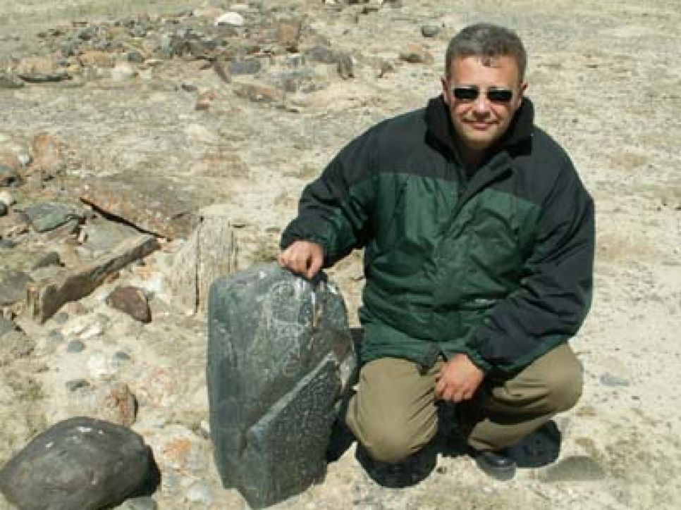 В Горном Алтае новосибирские археологи нашли изваяние с
человеческими чертами, которое относят к эпохе поздней брозы.