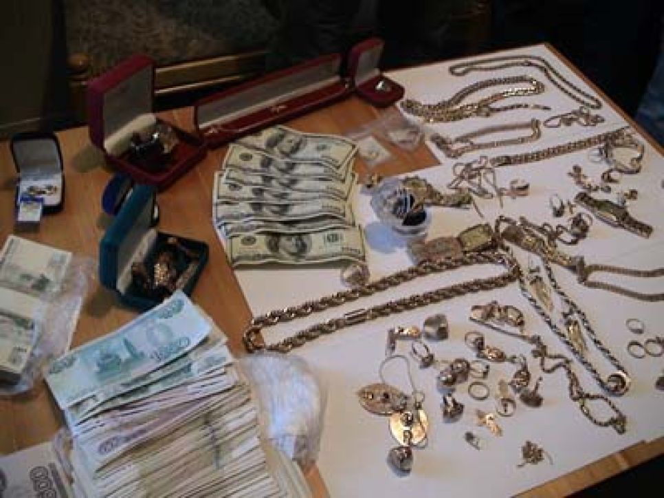 Правоохранительные органы хотят переоценить конфискованное
имущество "Мамы Чоли". Пока продан "ВАЗ-21074" за 111 тыс.
рублей, а дорогостоящие норковые шубы "разъехались" по стране.