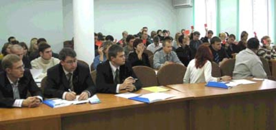 Алтайские "молодогвардейцы" намерены сформировать кадровый
резерв для выборов 2008 года. Руководство партии "ЕР" напомнило
младшим товарищам, что их политика "должна подкрепляться
реальными делами, направленными на развитие региона".