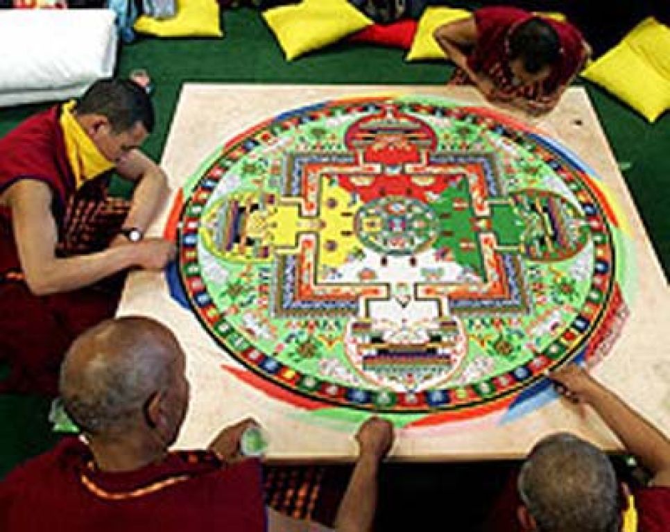 Два жителя села Каракол в Республике Алтай, пытавшиеся
разрушить буддийскую Мандалу, терроризируют буддийскую общину уже
три года.