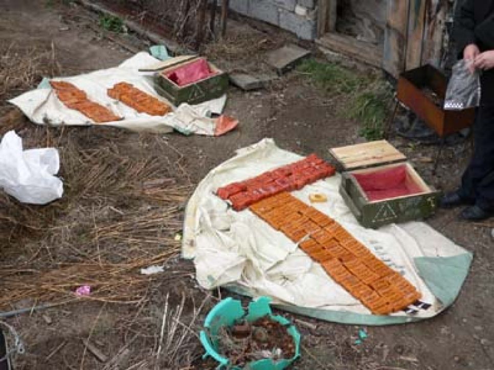В Поспелихе УФСБ по Сибирскому военному округу изъято около 40
килограммов тротила, который был похищен из воинской части.