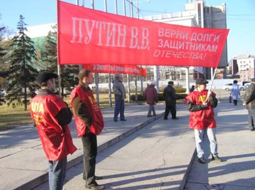 Лидер алтайских коммунистов Михаил Заполев призвал участников
митинга в Барнауле к походу на Кремль, который по примеру Минина
и Пожарского вновь нужно освобождать от интервентов и
мародеров-стервятников.