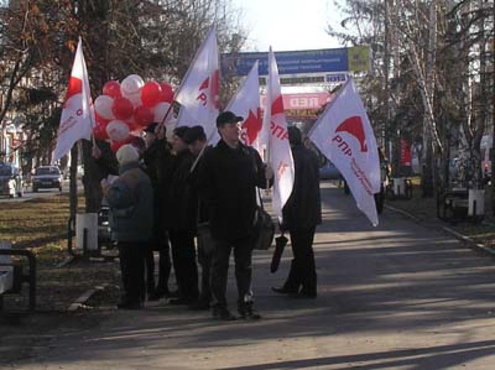 "Нет партийным зачисткам!", - красовалось на одном из транспарантов АРО
ПП РПР, во время пикета напротив Алтайского краевого Управления Федеральной
регистрационной службы.