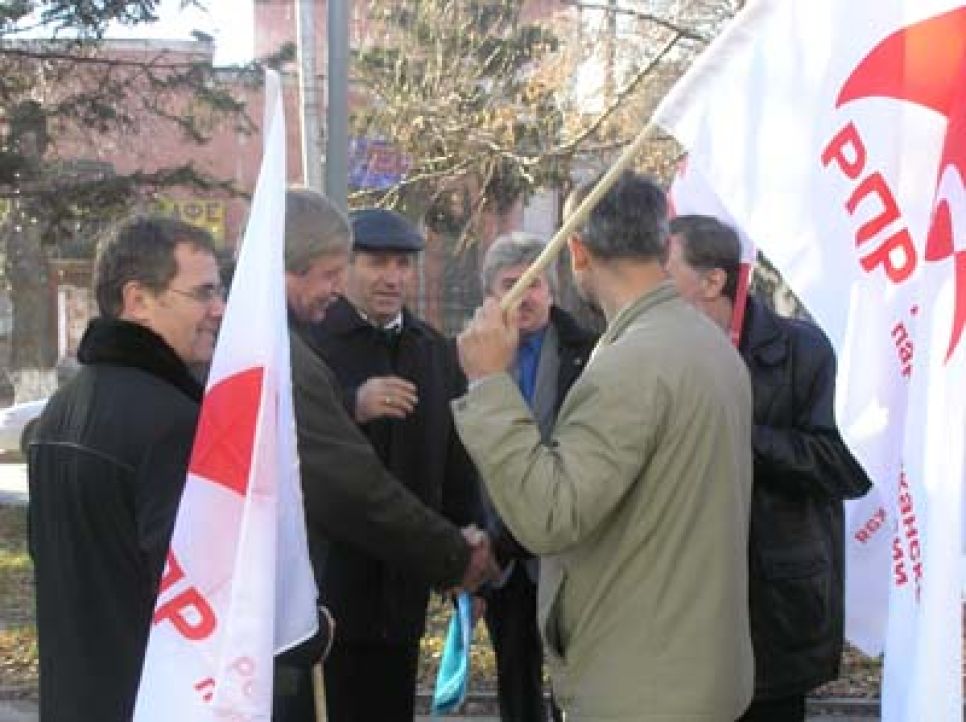 "Нет партийным зачисткам!", - красовалось на одном из транспарантов АРО
ПП РПР, во время пикета напротив Алтайского краевого Управления Федеральной
регистрационной службы.