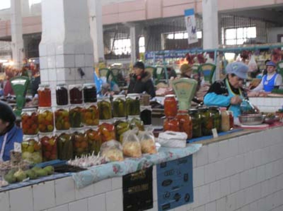 Барнаульский Крытый рынок переводят из муниципальной
собственности в акционерную в надежде привлечь туда большее число
местных сельхозпроизводителей.