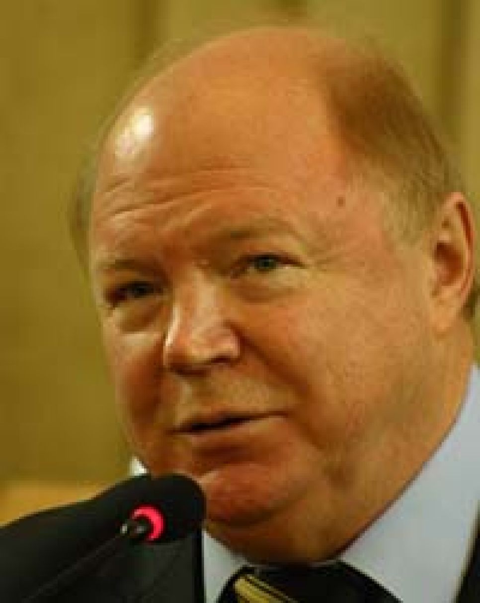 Сенатор от Республики Алтай Виктор Лопатников - будь моя воля,
поставил на въезде в республику шлагбаум и продавал бы лицензии на
право посещение заповедных мест!
