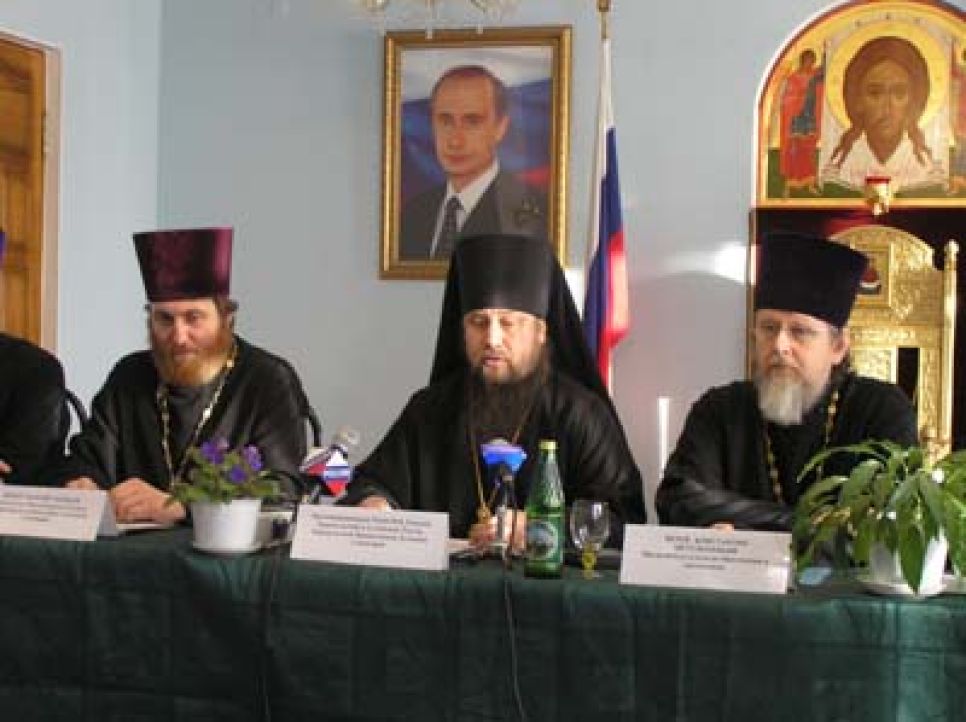 Подводя итоги пятилетия служения на Алтае, епископ Максим
отметил, что на днях он впервые встретился с губернатором
Карлиным.