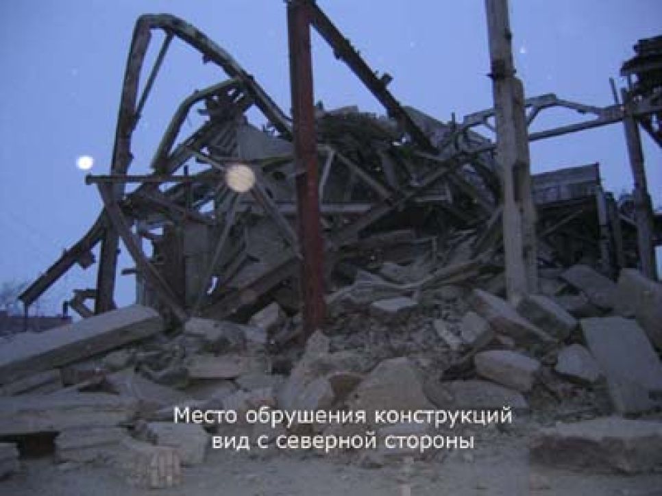 В Рубцовске на территории комбината промышленных
предприятий обрушился 9-этажный бытовой корпус. Один человек находится под
завалами.