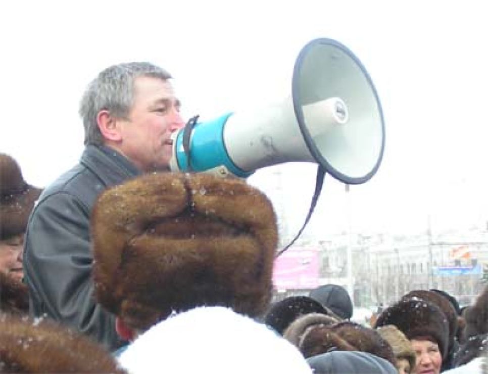 В Барнауле состоялся митинг против повышения стоимости социальных
проездных, показавший градус возмущения жителей региона социальной
политикой властей, невиданный со времен монетизации льгот.