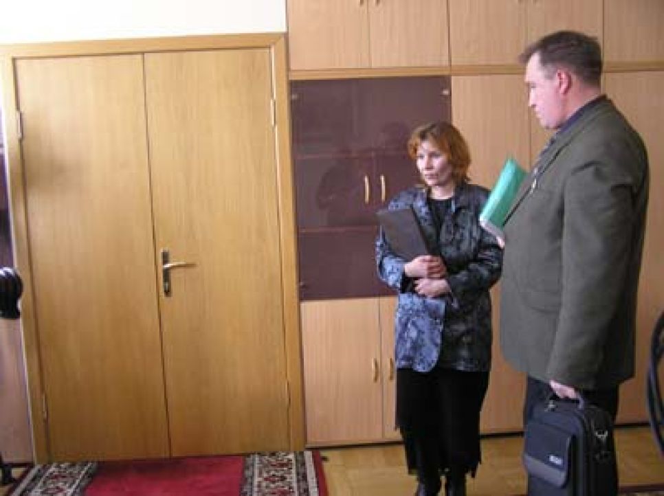 На Алтае возникло народное движение за
снижение возраста ответственности за тяжкие уголовные
преступления: матери барнаульских девушек, зверски убитых
несовершеннолетними бомжами, передали многотысячную петицию
руководству края.