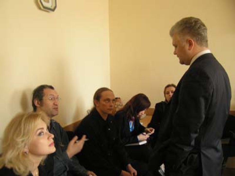 На Алтае возникло народное движение за
снижение возраста ответственности за тяжкие уголовные
преступления: матери барнаульских девушек, зверски убитых
несовершеннолетними бомжами, передали многотысячную петицию
руководству края.