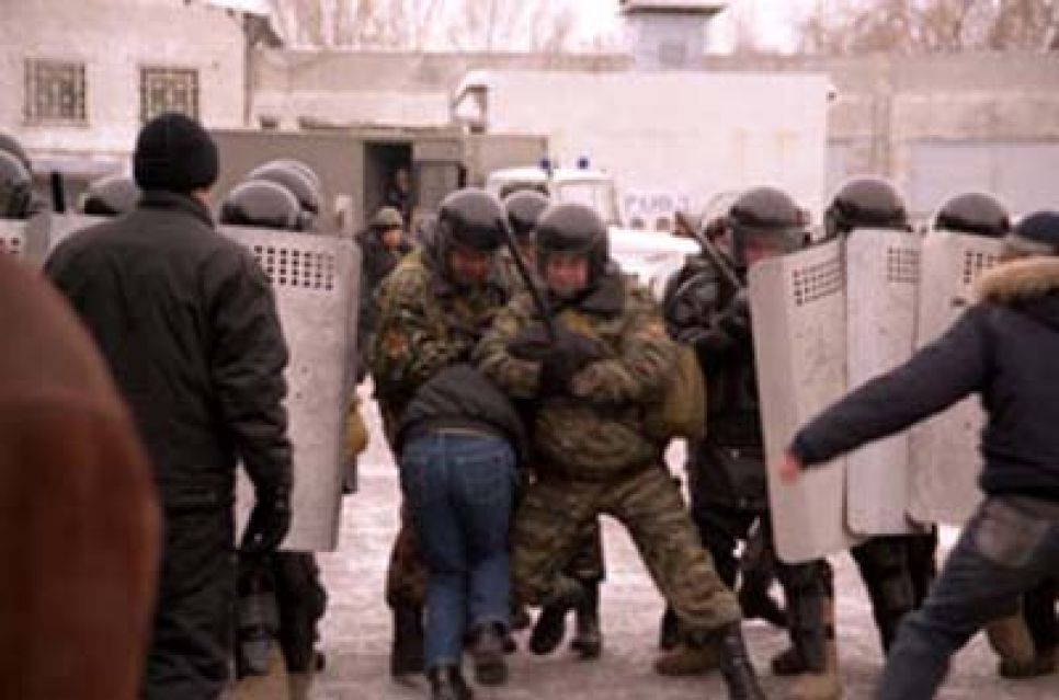 В то время как милиционеры избивали барнаульских пенсионеров,
желающих встретиться с губернатором, Александр Карлин
совещался с руководителями ГУВД, устроивших показательный разгон
"учебной" акции уличного протеста.