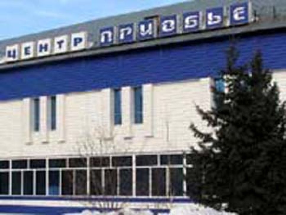 Известного московского рейдера "Росбилдинг" подозревают в попытке
захвата торгового центра в Бийске.