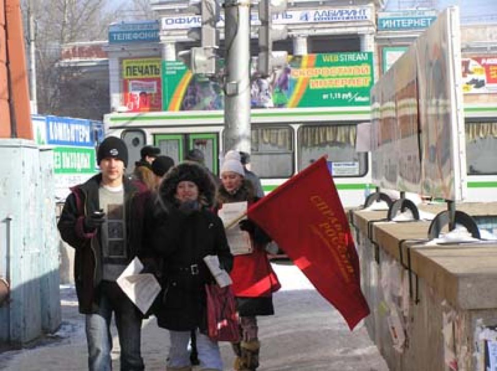 "Эсеры" Алтайского края провели пикет, во время которого они
раздавали листовки, подчеркивающие разницу цен на лекарства импортного и
отечественного производства.