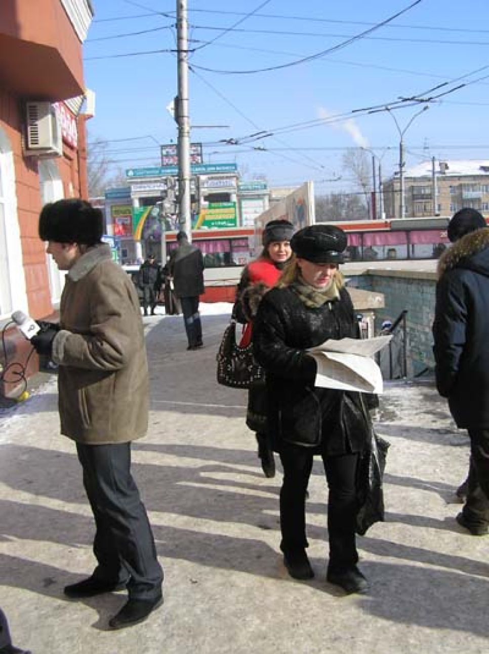 "Эсеры" Алтайского края провели пикет, во время которого они
раздавали листовки, подчеркивающие разницу цен на лекарства импортного и
отечественного производства.