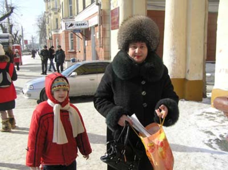 "Эсеры" Алтайского края провели пикет, во время которого они
раздавали листовки, подчеркивающие разницу цен на лекарства импортного и
отечественного производства.
