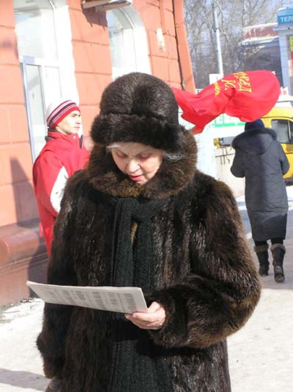 "Эсеры" Алтайского края провели пикет, во время которого они
раздавали листовки, подчеркивающие разницу цен на лекарства импортного и
отечественного производства.