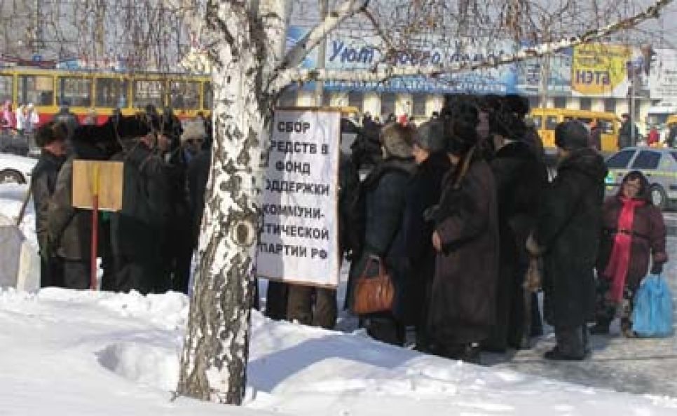 Одиночные пикеты алтайских сталинистов в
поддержку строительства памятника своему кумиру превратились в
небольшой митинг, но никто не обратил на это внимания.