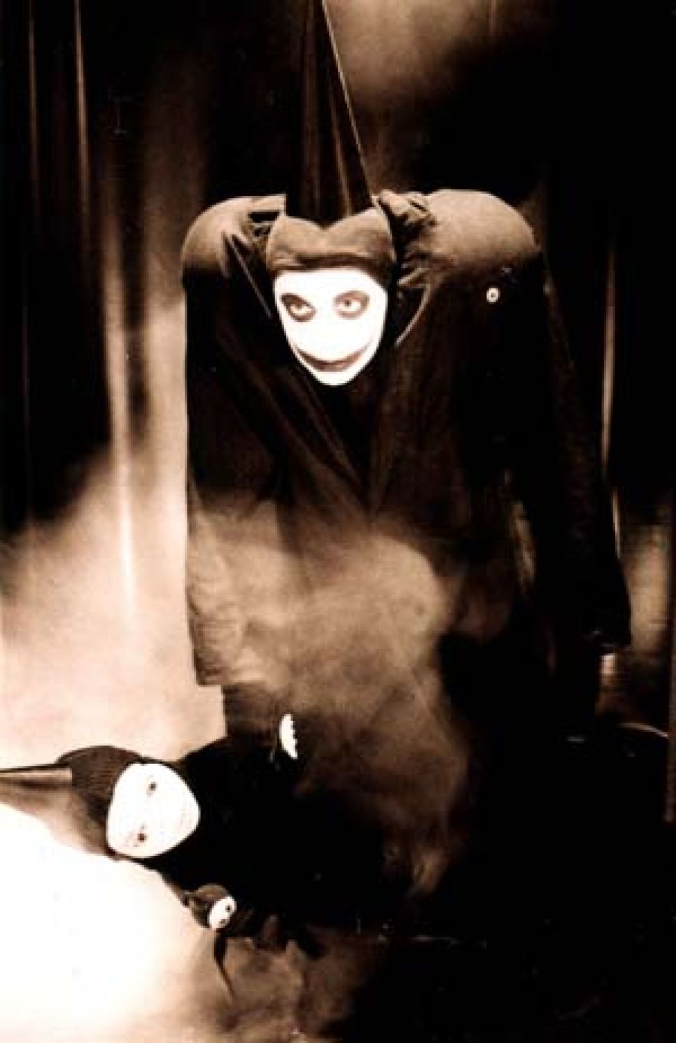 Гастроли ультра-авангардного
пластического театра "ЧерноеНЕБОбелое". Такого Барнаул еще не
видел - и, по мнению театроведов, в этом виноваты городские
власти.