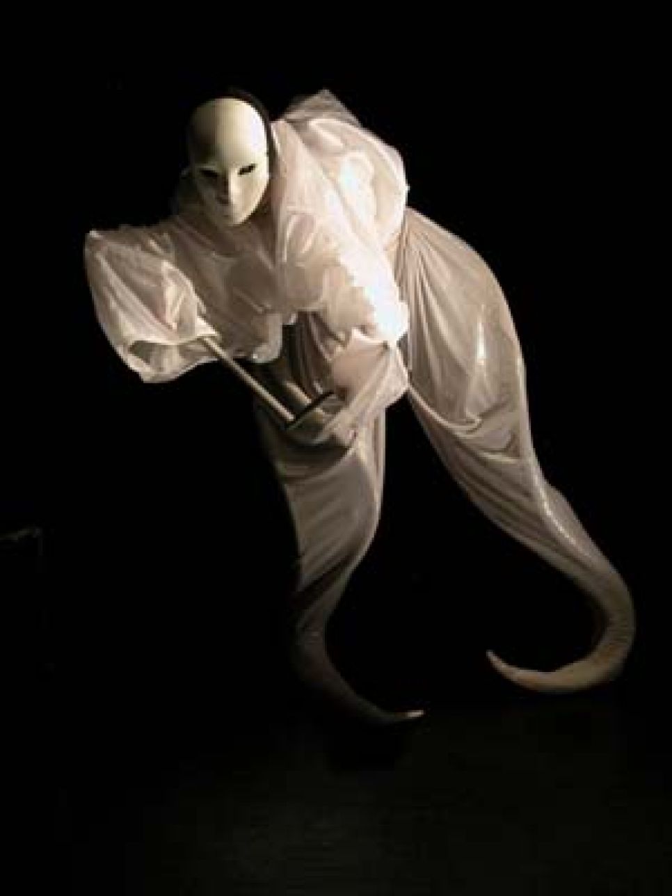 Гастроли ультра-авангардного
пластического театра "ЧерноеНЕБОбелое". Такого Барнаул еще не
видел - и, по мнению театроведов, в этом виноваты городские
власти.