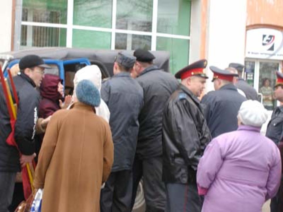 Алтайских нацболов, принимавших участие в
"митинге несогласных" в Барнауле, обвиняют в проведении
самостоятельного несанкционированного митинга.