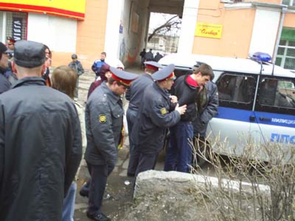 Алтайских нацболов, принимавших участие в
"митинге несогласных" в Барнауле, обвиняют в проведении
самостоятельного несанкционированного митинга.